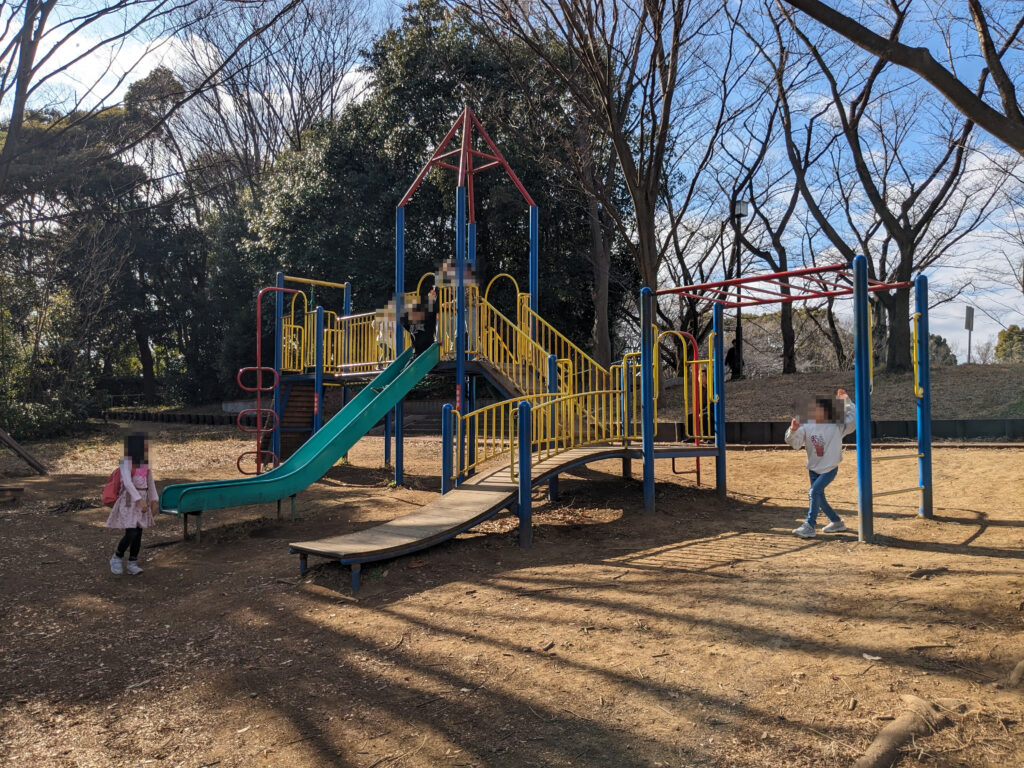 東方公園のコンビネーション遊具の画像