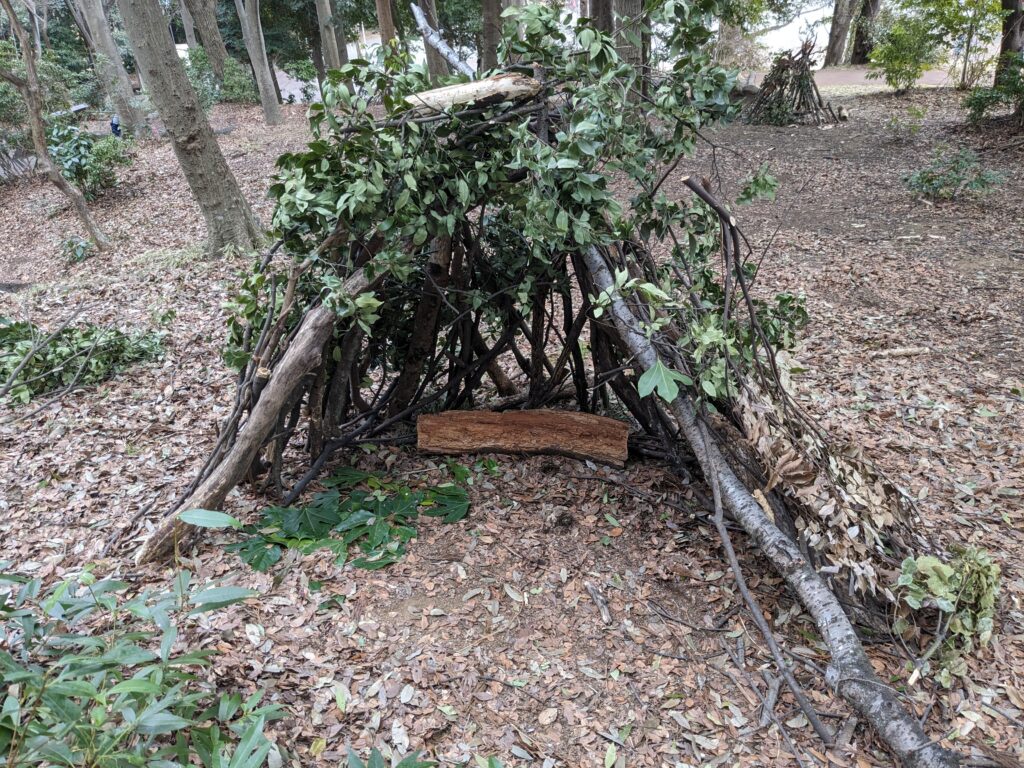 雑木林の中につくられた、木でできた小屋