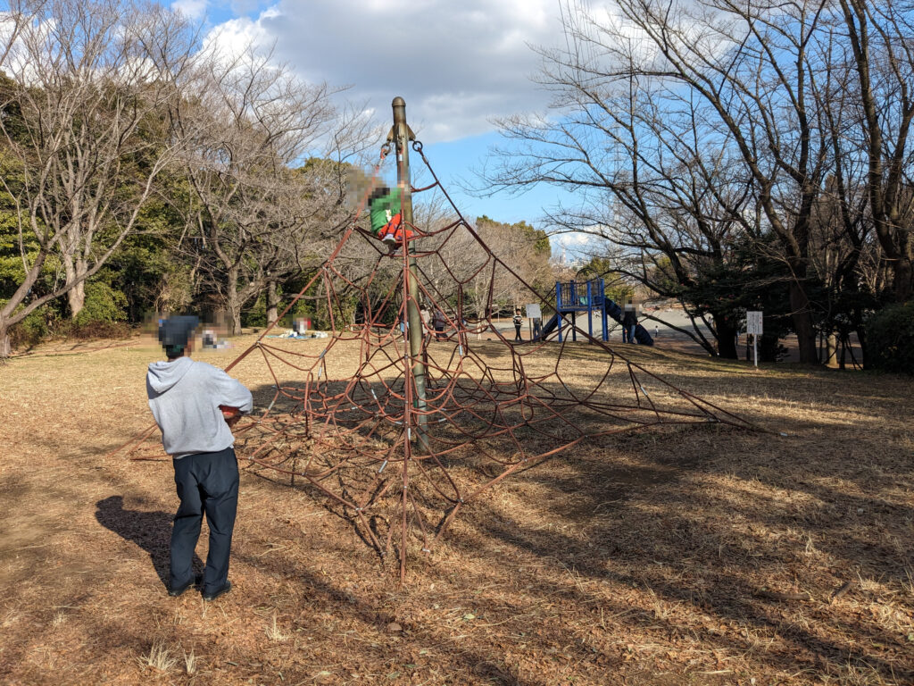 東方公園に設置されているザイルクライミングの画像